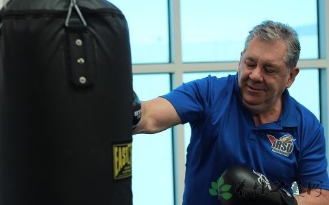 右侧手脚发麻回事