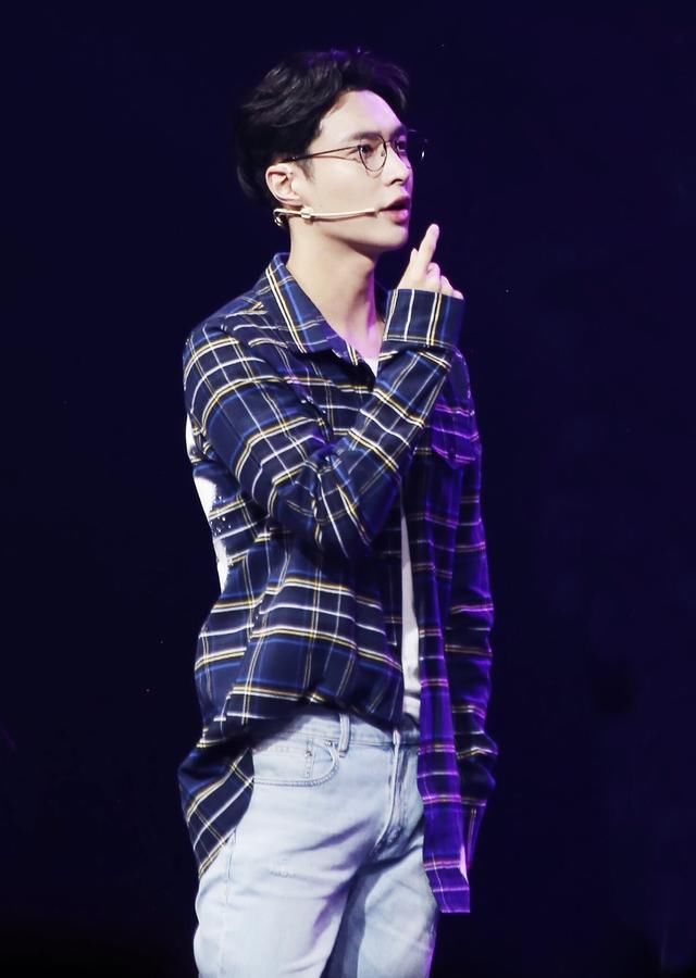 张艺兴遭嫌弃被踢出粉丝群,小绵羊被踢懵,却还