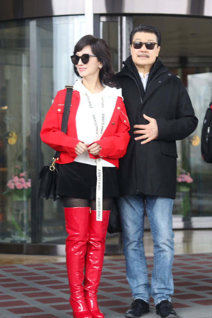 赵雅芝就是不认老,丝袜配红色过膝长靴,网友:少