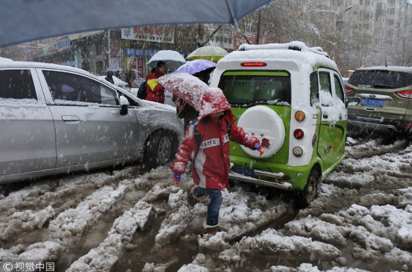 2018年11月9日，黑龙江牡丹江持续降雪。纷纷扬扬的雨雪，给市民的出行和生产生活带来诸多不便。来源：视觉中国、央广新闻