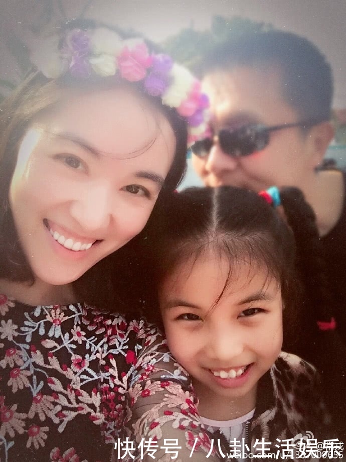 名字像男孩的,与大18岁当红男星闪婚,如今女儿