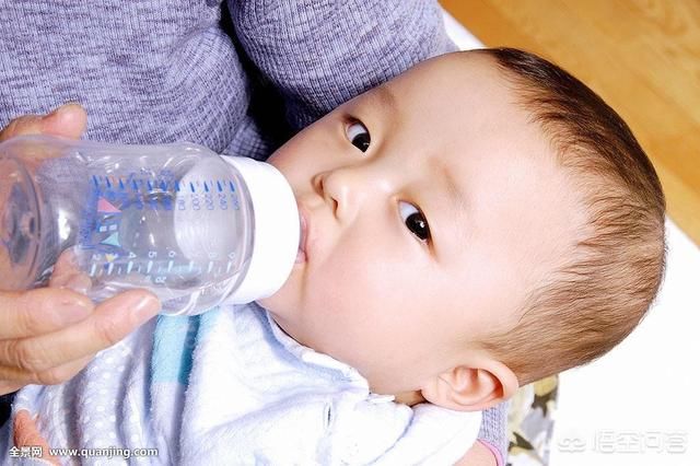 婴儿水中毒?难倒不让六个月内的婴儿喝水