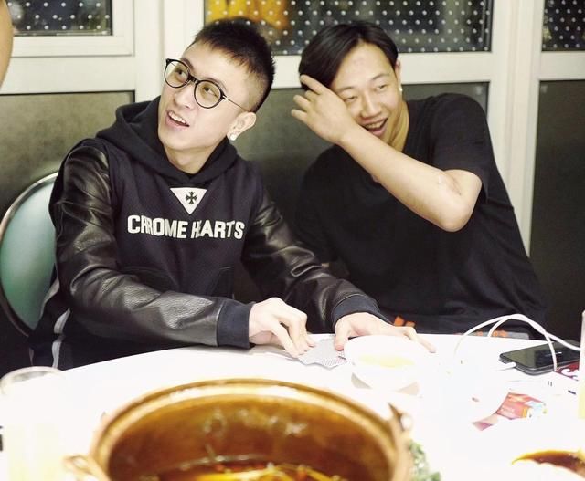 比王思聪有钱的富二代秦奋与员工聚餐,妥妥高