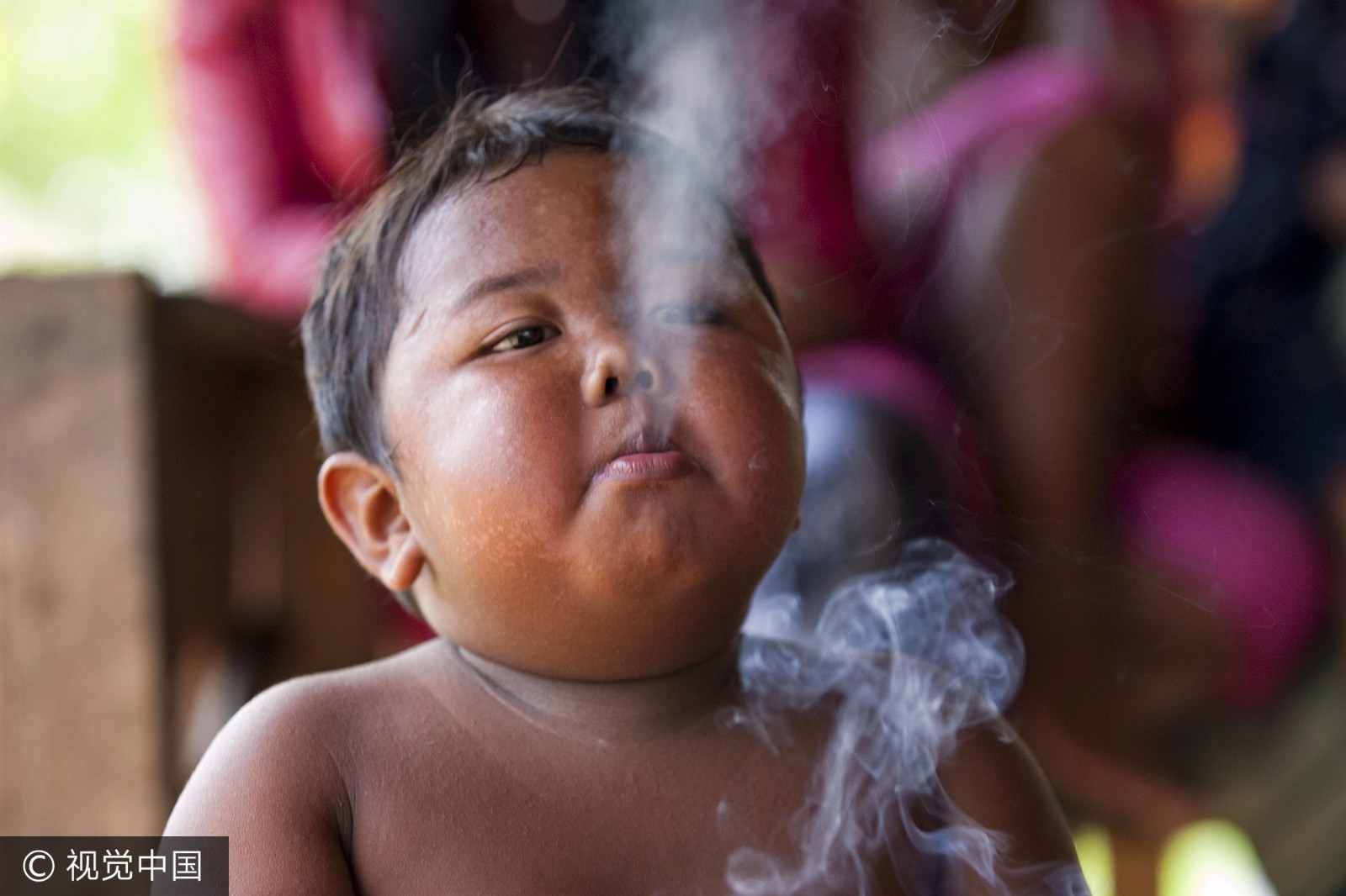 【君峰徕卡】看了这组“烟瘾儿童”照，你还会在孩子面前吸烟吗？