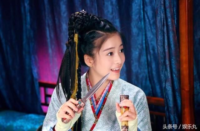 赵丽颖机场偶遇张雪迎,相差10岁她更显嫩,网友