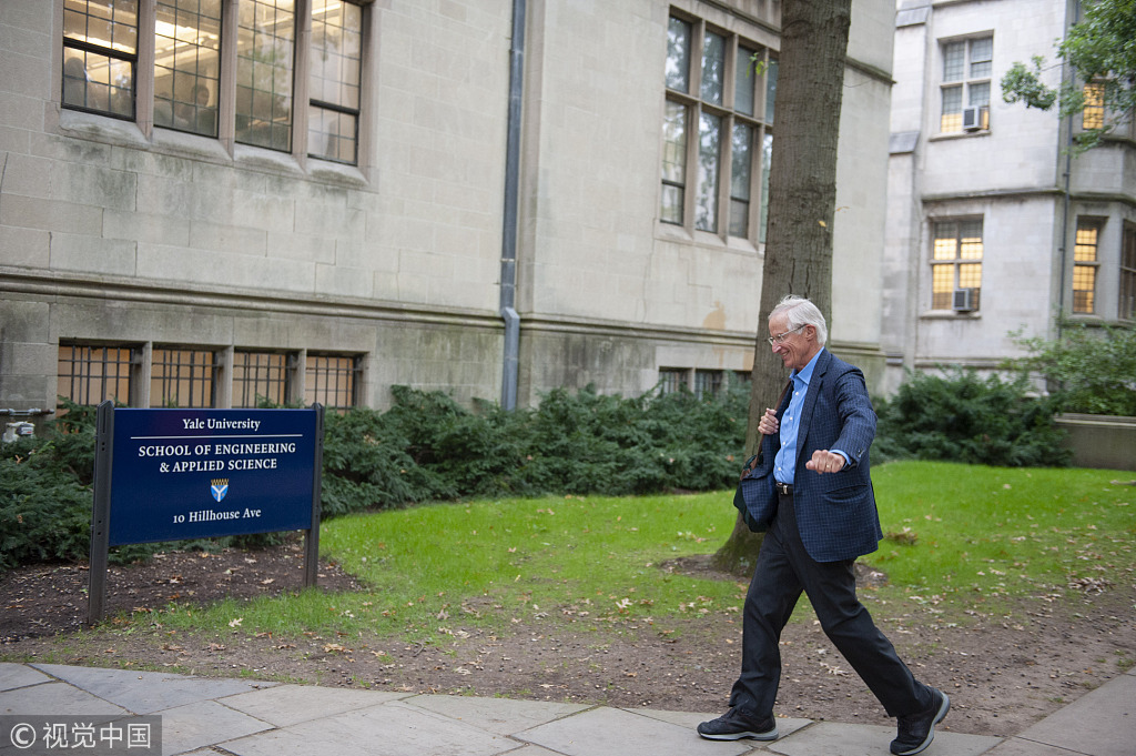 当地时间2018年10月8日，美国康涅狄格州纽黑文，2018诺贝尔经济学奖得主、耶鲁大学教授威廉·诺德豪斯（William D. Nordhaus）获奖后推迟召开新闻发布会，照常去给本科生上宏观经济学课程。瑞典皇家科学院当天宣布，将该奖授予威廉·诺德豪斯（William D. Nordhaus）和美国经济学家保罗·罗默（Paul M. Romer）， 以表彰二人在创新、气候和经济增长方面研究的杰出贡献。