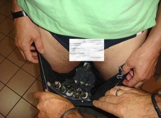 男子过海关安检时 裤裆突然传出鸟叫声 男子过海关安检时 裤裆突然传出鸟叫声