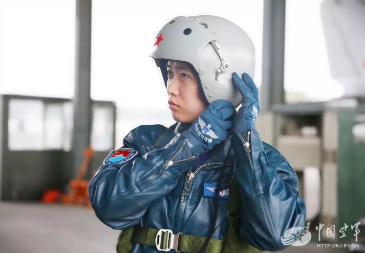 十三届全国人大代表,空军航空兵某旅飞行员张潇.