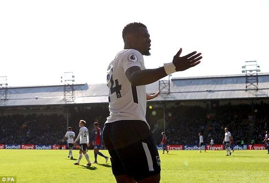 比球迷还业余!热刺神人23分钟内3次掷界外球违