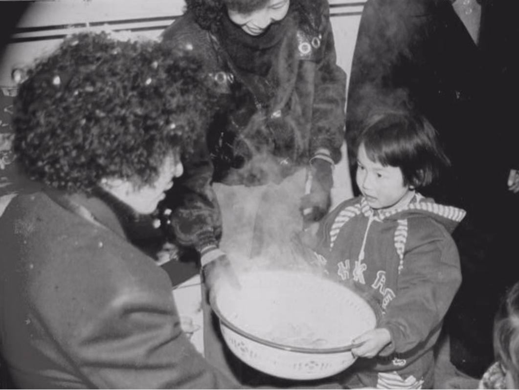 1983年陕西铜川，小孩给新娘端水洗手，洗完后新娘要给小孩红包或者水果糖。据摄影讲，八十年代初期，结婚彩礼一般流行“三转一响”也就是手表、缝纫机、自行车、录音机。条件在优越一点的就是一二百元钱不等。图片来源：姚忠智/视觉中国