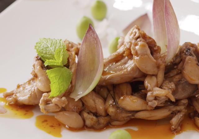 这个牛蛙看着没有辣椒,吃了一口辣的跳了起来