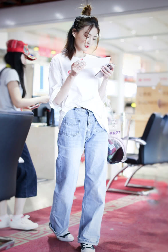 徐璐衣品爆棚,将吊带穿出无敌高级感,吊打周冬