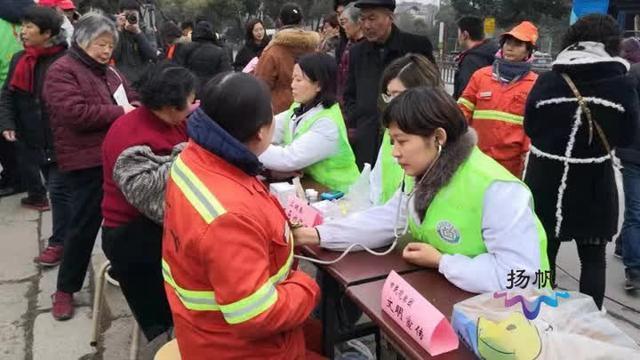 扬州举行学雷锋志愿服务集中行动,志愿者:争做
