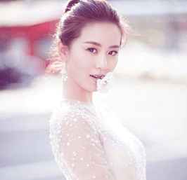 刘诗诗身穿浴袍出镜, 看看明星都把浴袍穿成什