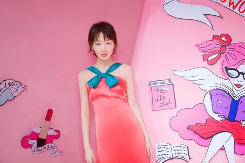 周冬雨真敢穿,身材没料穿抹胸裙好尴尬,网友:远