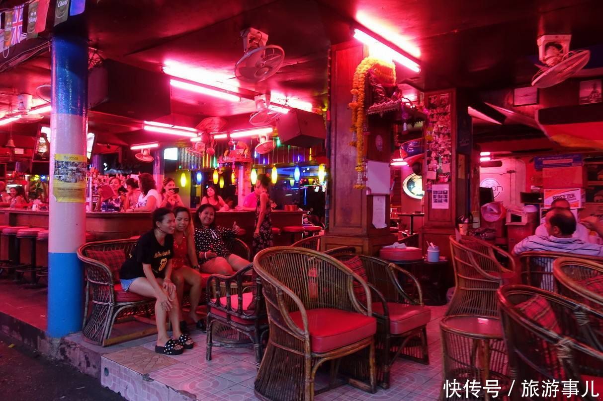旅客去泰国体验二楼酒吧?当地人询问一番后,男
