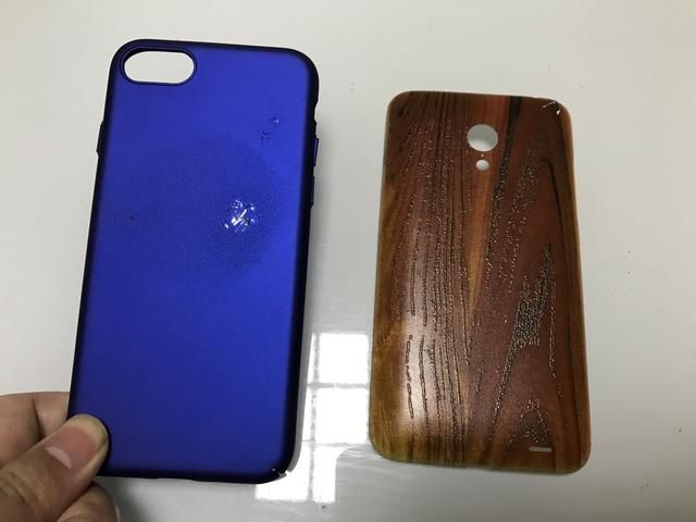 手机壳用久了发黄怎么办?成都小伙轻松一招教