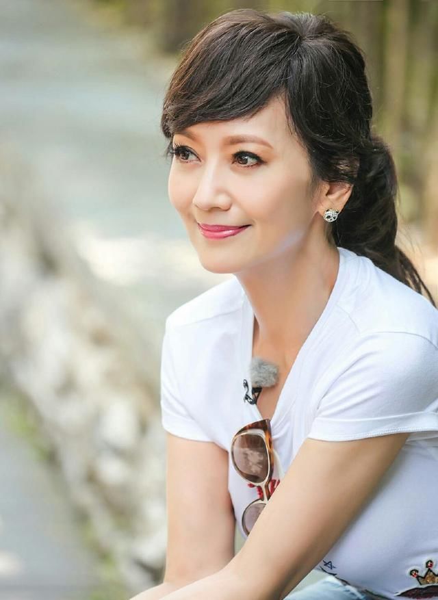 年过60的女星,赵雅芝冻龄,刘晓庆变脸,而她优雅地老去被赞最美