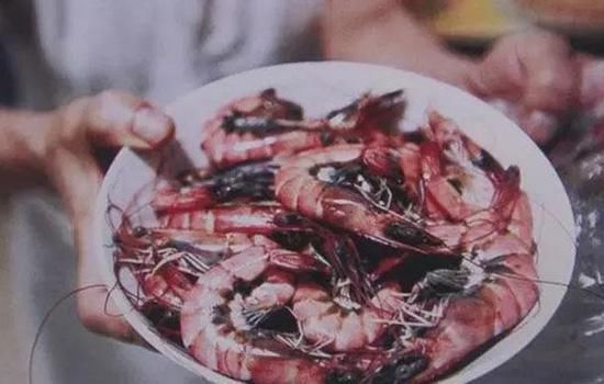 虾煮熟了发黑怎么回事 煮熟后虾头发黑不一定