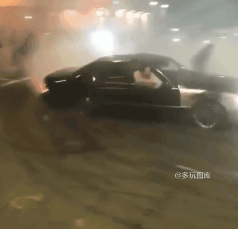 童年回忆啊,以前被那些王八蛋红车撞得不轻 搞笑gif:熊孩子第一次被抓