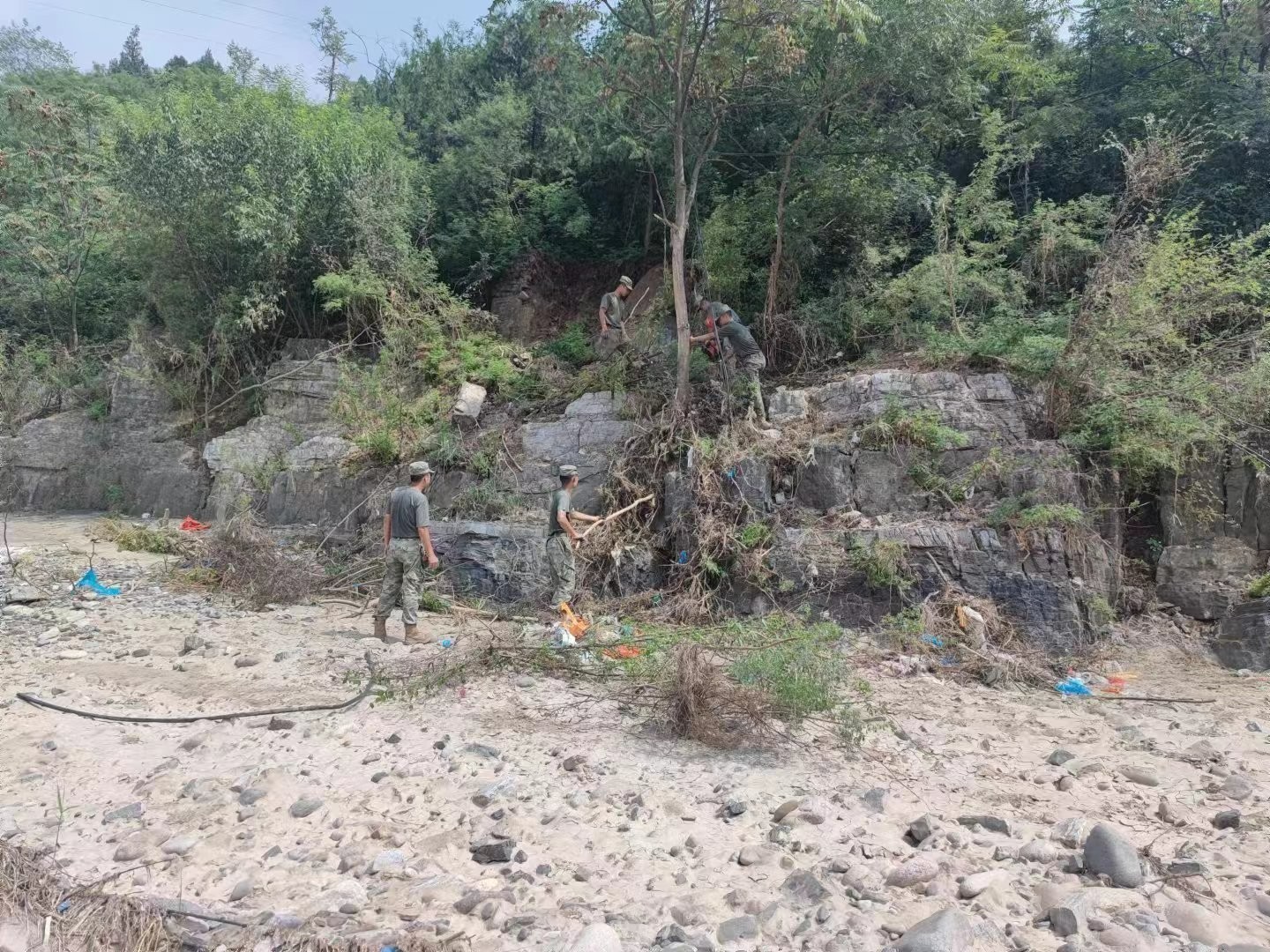 北京卫戍区官兵对拒马河流域进行清整重建