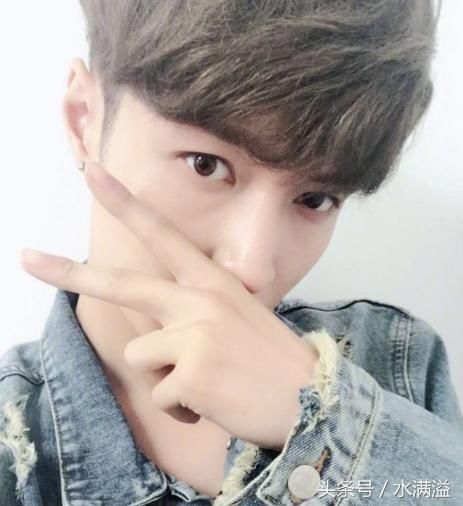 张艺兴迪丽热巴同时发博 都放两张图片