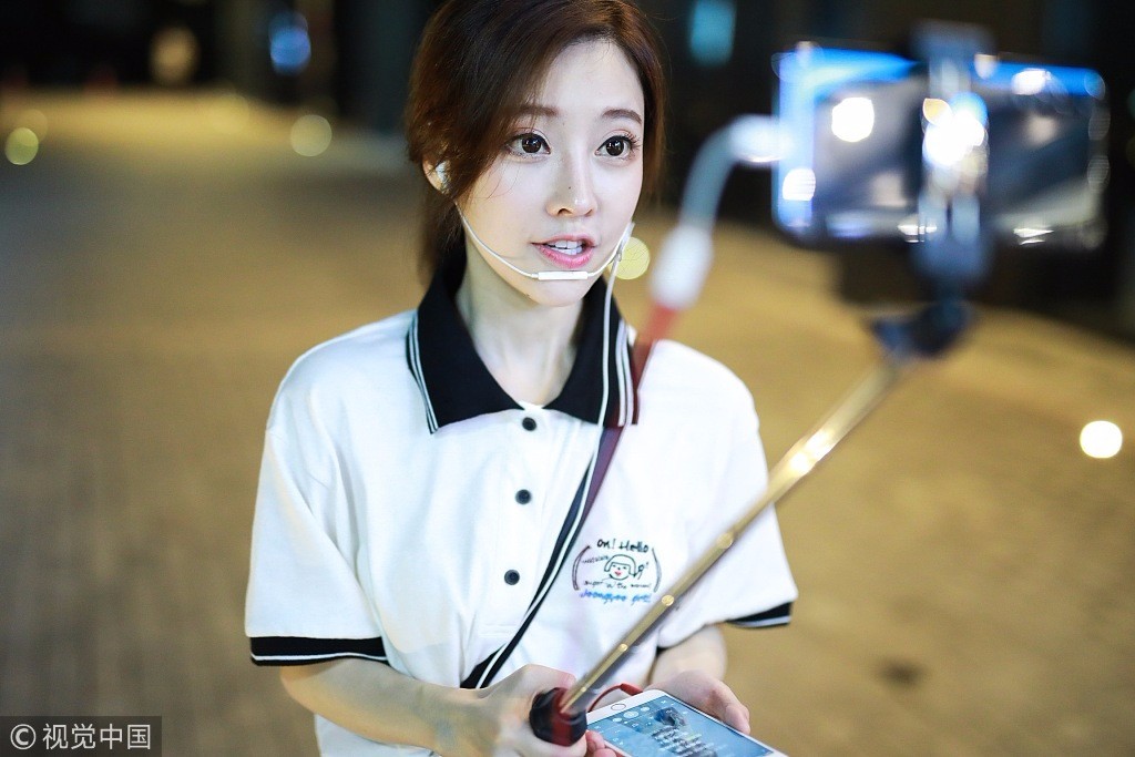 网红一姐冯提莫户外直播 穿百褶裙清纯似学生