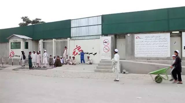 从我们抵达的第一分钟起，我们就被要求外出的时候要像当地妇女一样，包裹得非常严实。