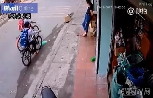 小男孩在路边摔倒 头部险被大货车碾压