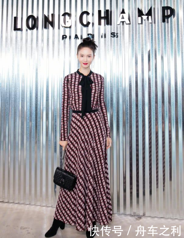 金晨下手真狠,穿高跟鞋脚背竟拱成了180度?看