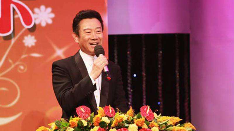 被误认为是主持人的演员