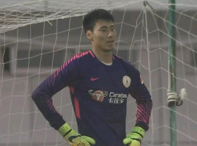 中超门将再现低级失误!大脚解围踢空,教练场边
