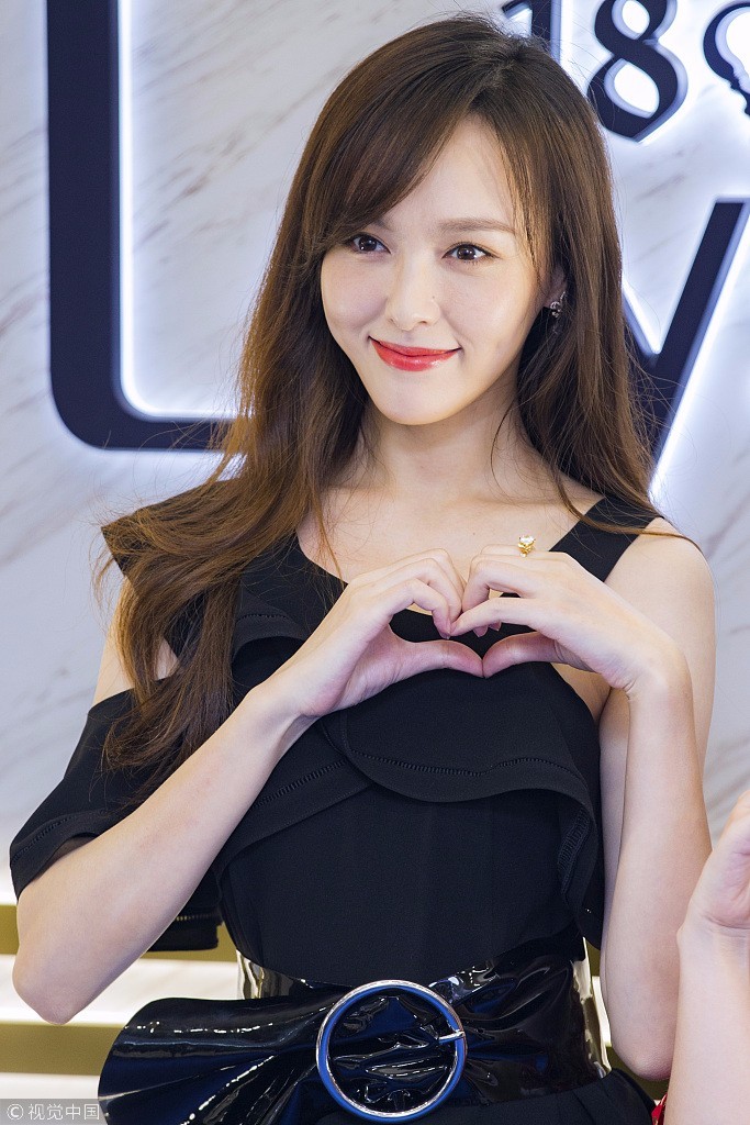 唐嫣穿黑色长裙半露香肩性感比心 甘做"柜姐"帮粉丝戴项链