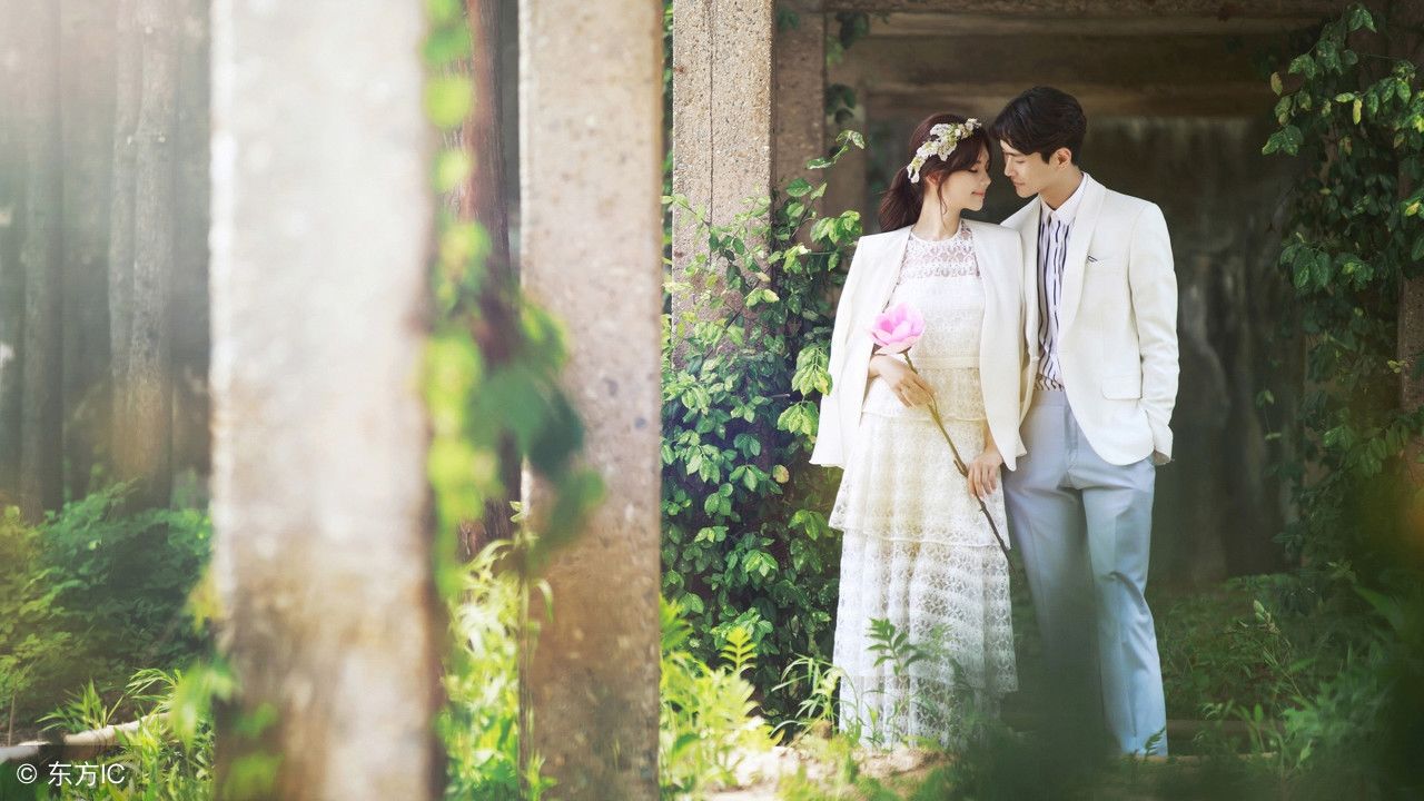 新娘为了省钱在臭水沟庞拍摄婚纱照,还连喝几