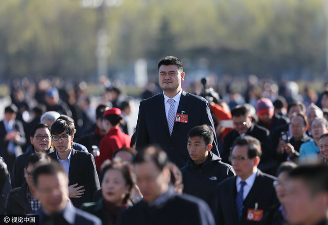 姚明参加政协会议 西装革履帅气十足 姚明参加政协会议 西装革履帅气十足