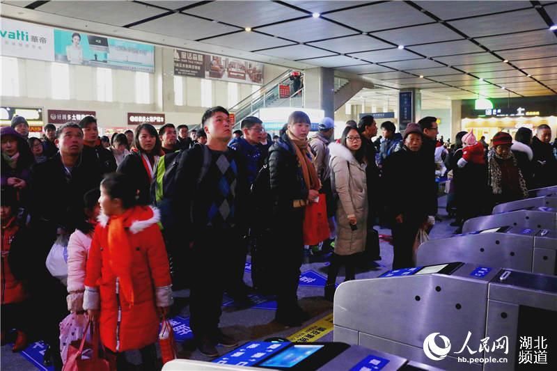 春运第一天:宜昌东站加开14趟旅客列车应对