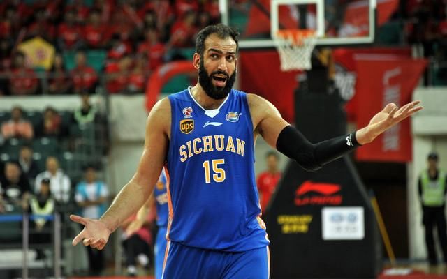 肘击易建联锁喉周琦今又脚踢对手后脑 哈达迪已成cba毒瘤!