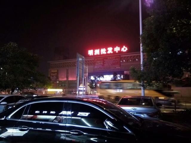 东莞长安北站附近的大型电器城已倒闭,黑灯瞎