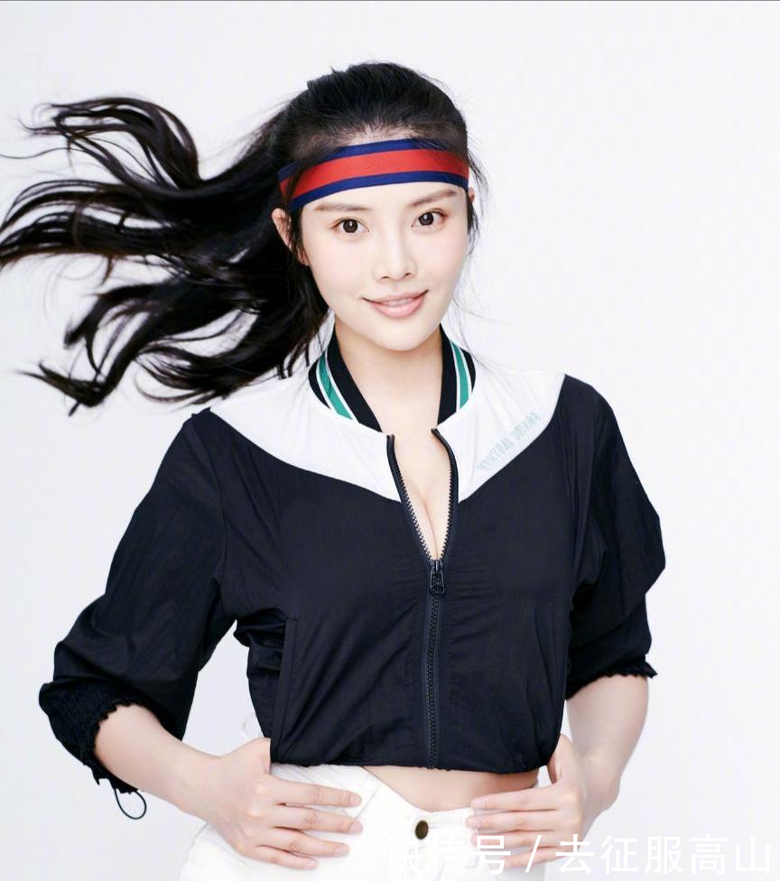 大嫂徐冬冬晒白色超短裙足球宝贝照, 网友 这也