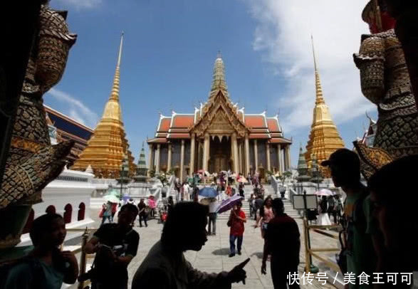 泰国随处要小费?给导游小费对方却让人尴尬,一