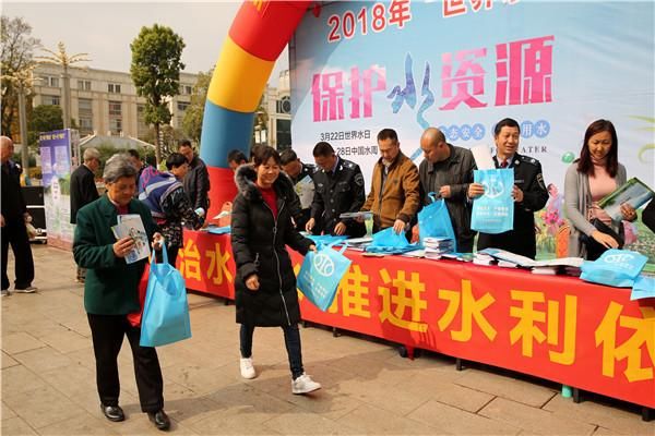 曲靖市水务局:又到水法宣传日 走上大街宣法去
