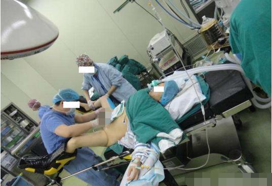 女老师顺产生娃,内检都熬过去了,没想到学生接生让她颜面尽失