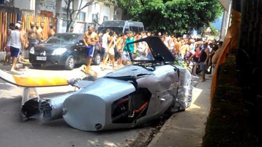 巴西直升机失控坠落 砸到行人致其当场死亡(图) 巴西直升机失控坠落 砸到行人致其当场死亡(图)