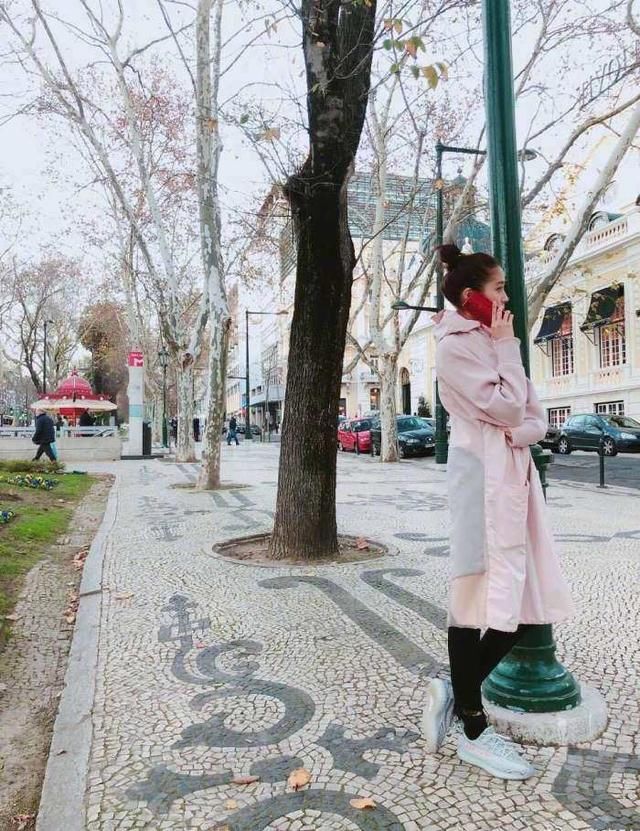 关晓彤这次穿对了,粉色外套配运动鞋,网友:这才