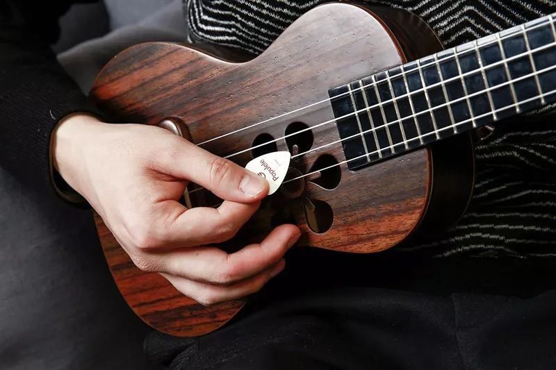 孙俪片场偷空学什么乐器?尤克里里,0基础上手