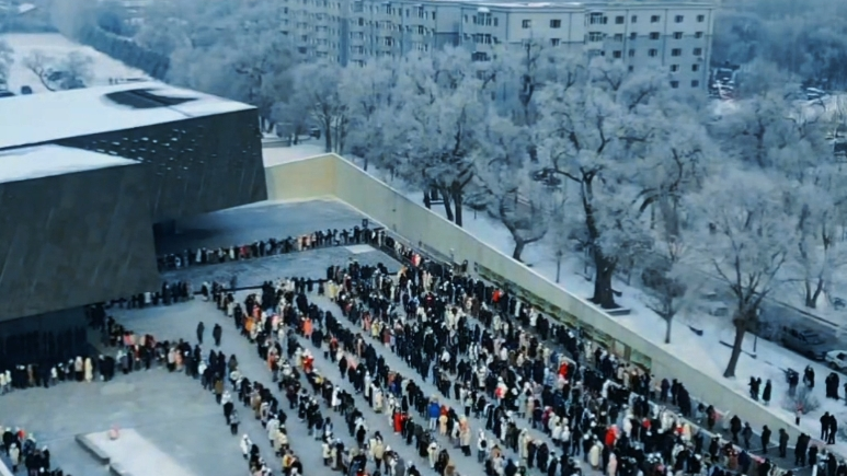 侵华日军第七三一部队罪证陈列馆前 游客在寒风中排起长队