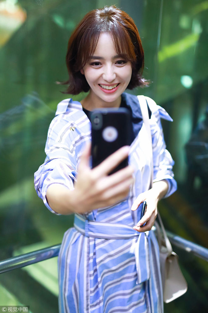 紧跟潮流!佟丽娅穿条纹裙秀长腿美炸了