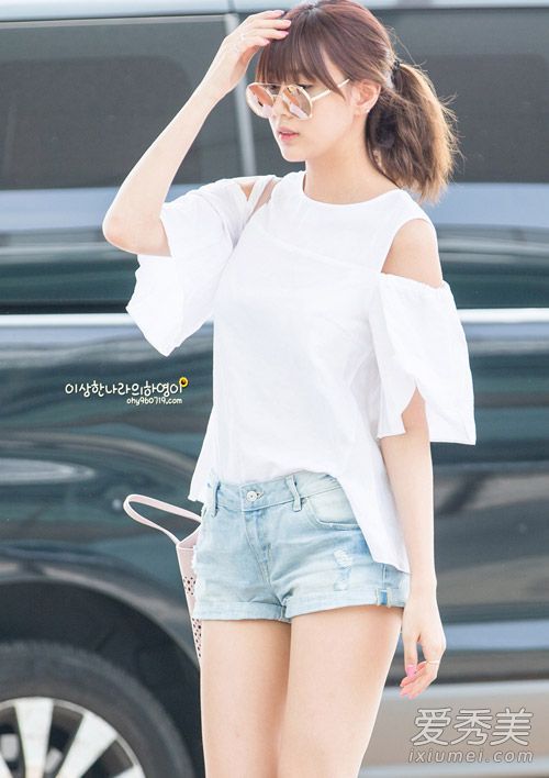 吴夏荣；白色是韩国女星永远的挚爱，露肩设计也是今夏大火，甜美不失小性感的白色露肩上衣配牛仔热裤，露出白嫩肌肤，清新甜美。