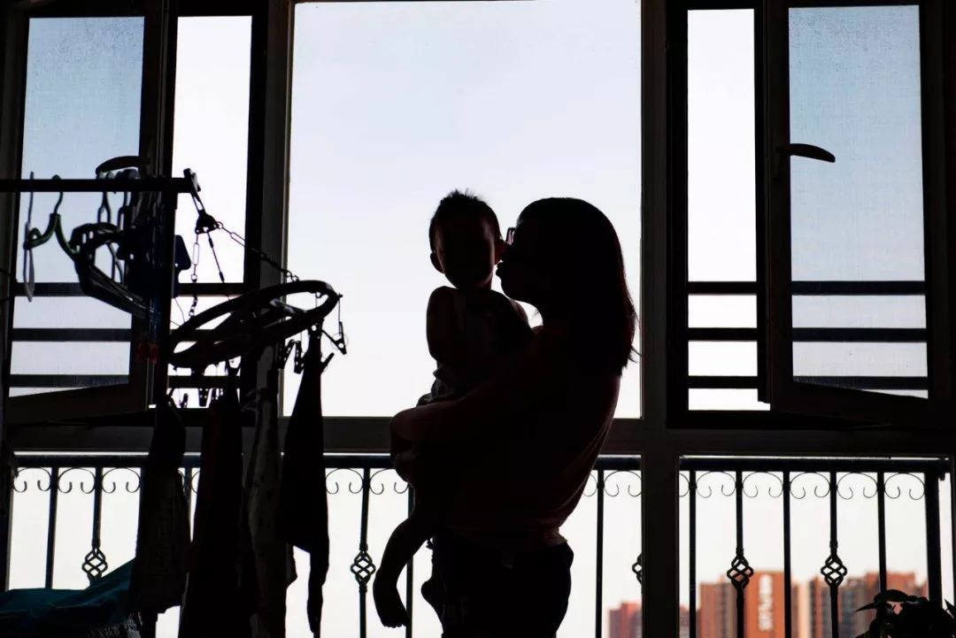 失焦的抚养权争夺案：未婚妈妈“偷”走孩子之后