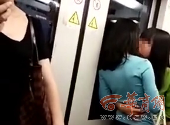 西安地铁上两女子旁若无人地亲吻 这事儿你咋看?